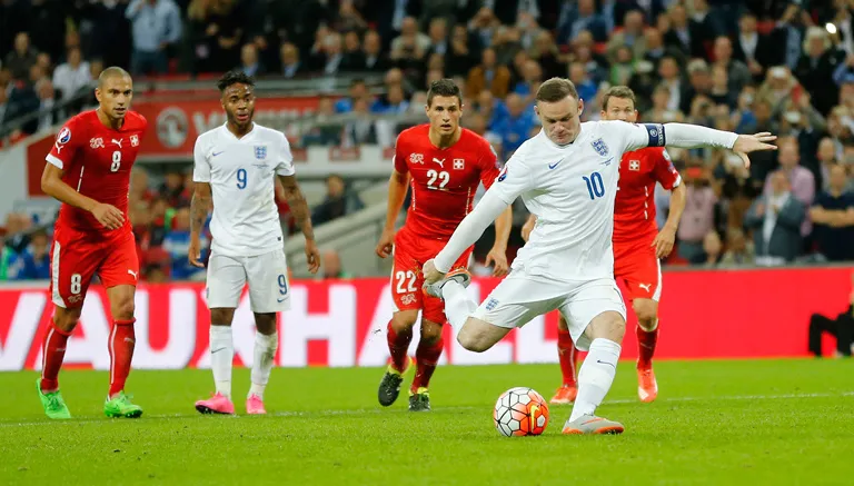 AP Rooney cobra el penalti con el que superó la marca de Charlton