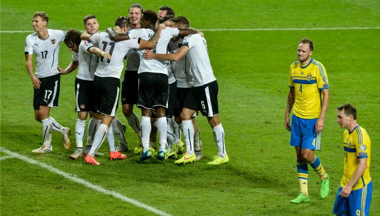 AP Los jugadores de Autria celebran su pase a la Euro