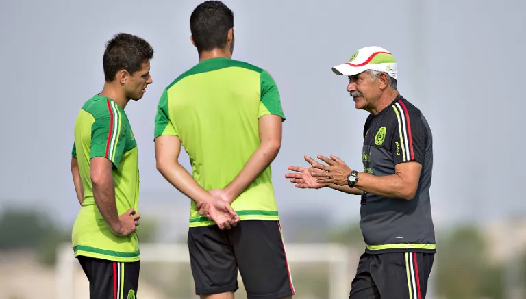 IMAGO7 Ferretti dialoga con Chicharito en entrenamiento