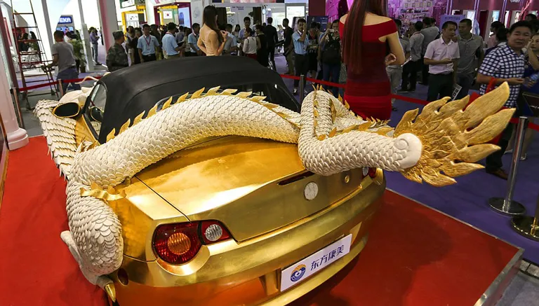 ESPECIAL En la parte trasera sale la cola del dragón