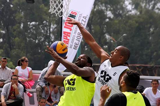 PRENSA PUMAS Jugador busca hacer una clavada