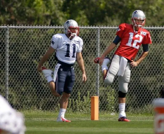 Brady realiza estiramientos durante el entrenamiento
