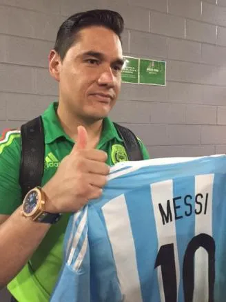 Muñoz muestra el dorsal '10' de la Albiceleste