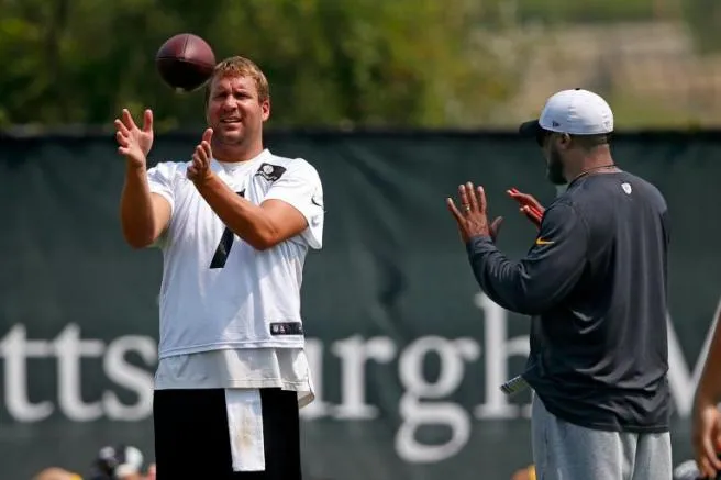 Roethlisberger platica con Tomlin en práctica