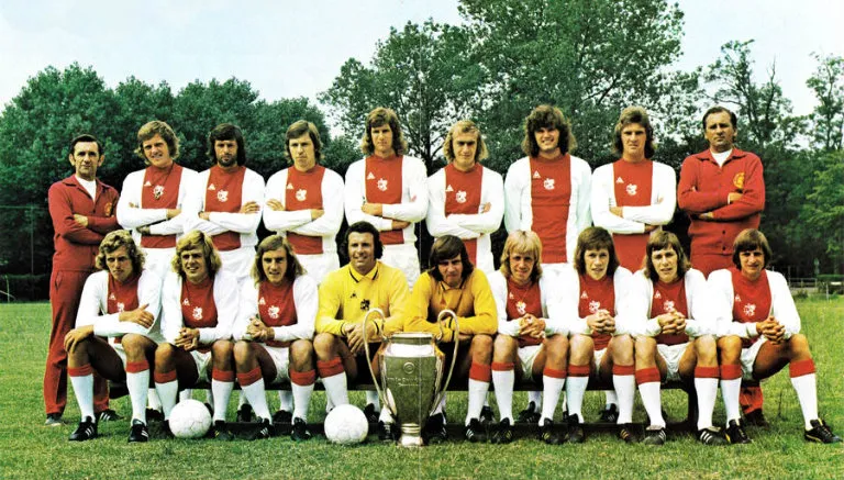 ESPECIAL Jugadores del Ajax posan junto a la Orejona