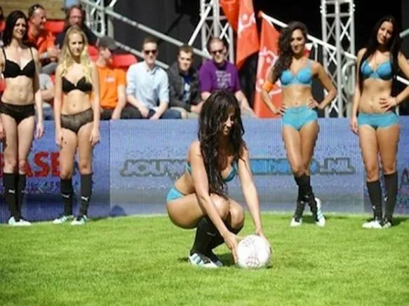 Una jugadora cobra un penalti