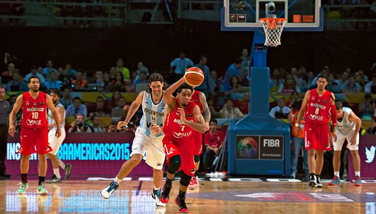 El equipo mexicano peleando cada balón contra los argentinos