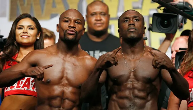 AP Mayweather y Berto durante el pesaje