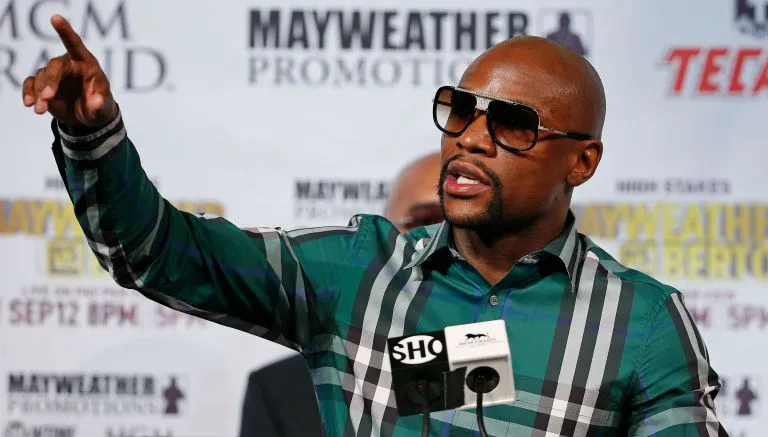 AP El peleador norteamericano se encuentra en conferencia