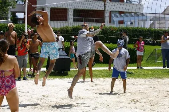 RICARDO FLORES Luchadores comparten tiempo con los aficionados