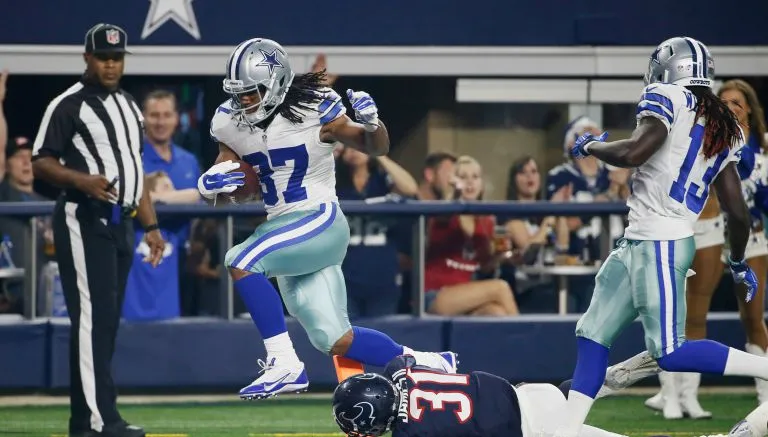 AP Gus Johnson entra a la zona de anotación