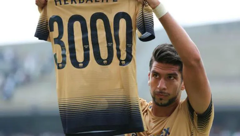 @PUMASMX Homenaje a Eduardo Herrera en CU