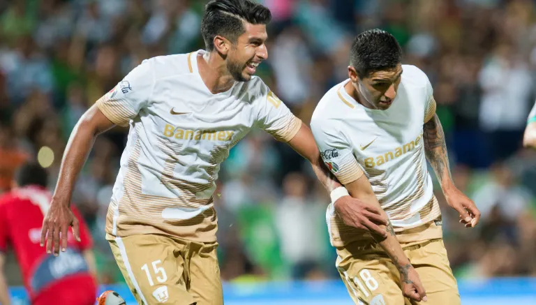 Herrera y Sosa festejan un gol con Pumas