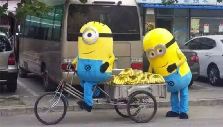 ESPECIAL Los minions vendiendo platanos por las calles de Pekín