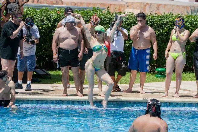 Taya lució sus sensuales curvas durante la 'pool party'