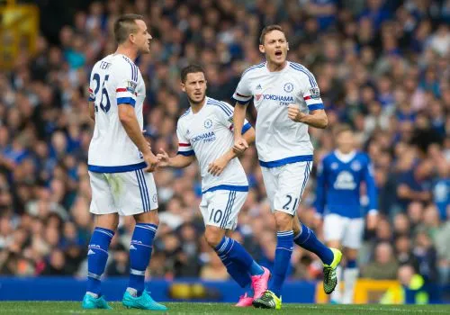 AP Matic festeja un gol del Chelsea con sus compañeros