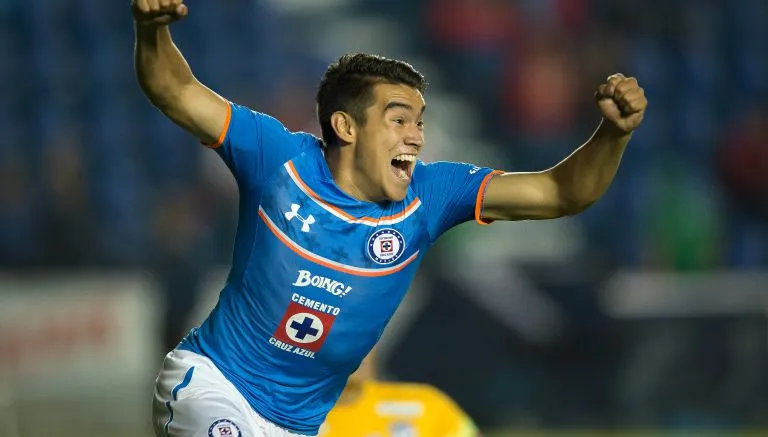 Festejo del joven celeste tras su anotación en el Azul