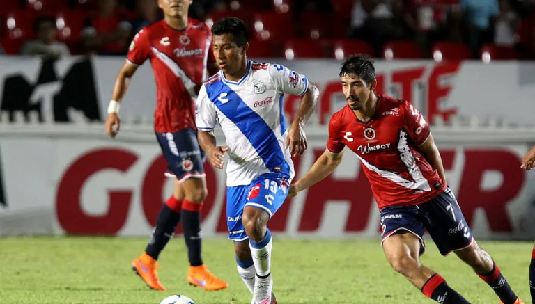 Tamay y Zamora compiten por el esférico