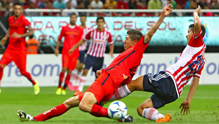 Pikolín se barre para evitar el paso del esférico