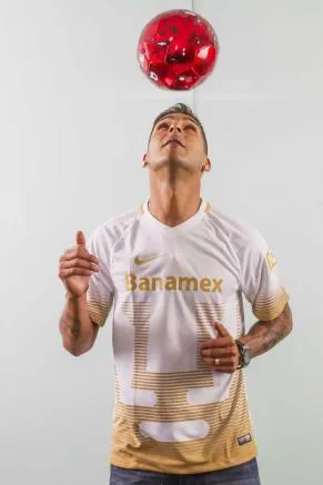 Sosa domina el balón en la redacción de RÉCORD