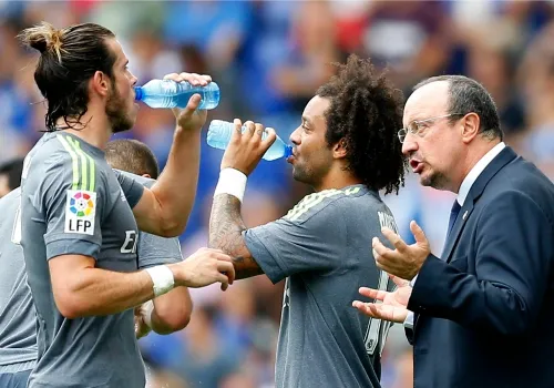 AP Marcelo y Bale escuchan las indicaciones de Benítez