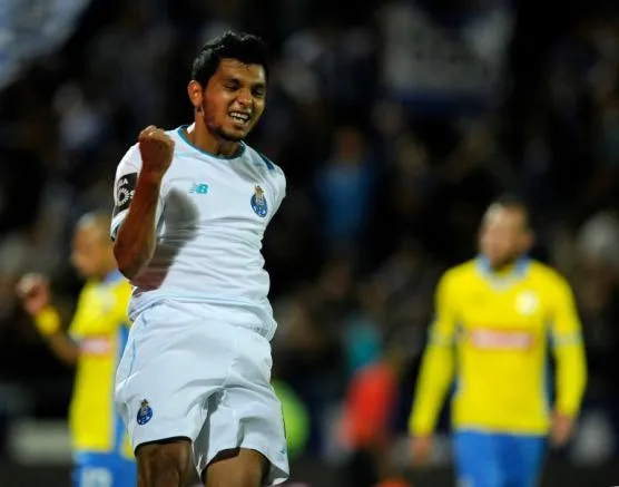 Corona festeja su estreno goleador con el Porto