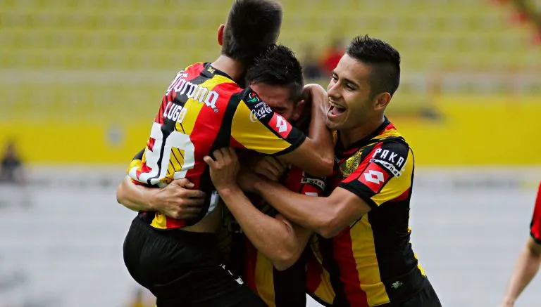 Jugadores de Leones Negros celebrando la anotación de Gámez