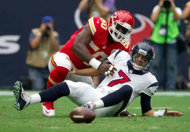 Justin Houston, apoyador de Jefes, captura a Hoyer