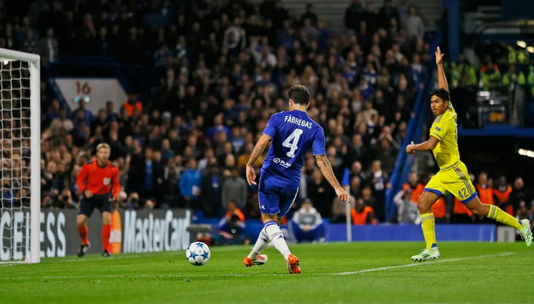 AP Fábregas consigue la cuarta anotación del Chelsea