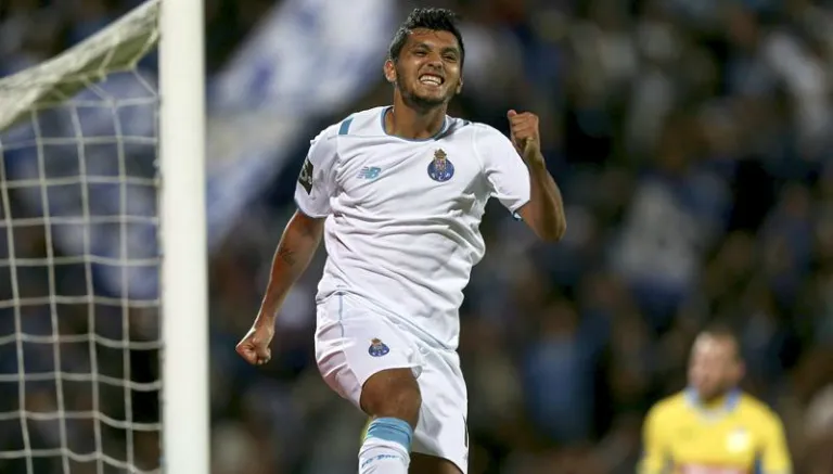 EFE Corona festeja al anotar con Porto