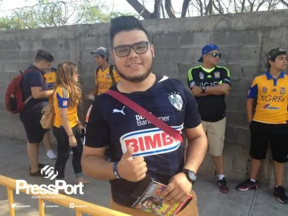 Aficionado de Monterrey en las afueras del Volcán