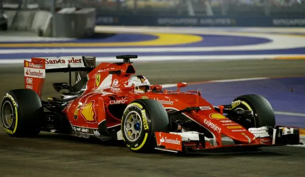 AP Vettel conduce en el circuito de Marina Bay