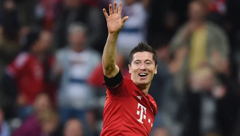 EFE Robert celebra su quinto tanto