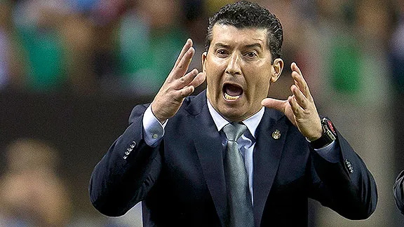 ESPECIAL Chepo se molesta durante un partido