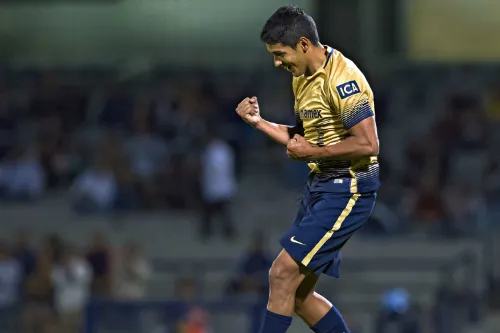 Torales festeja tras marcar con Pumas