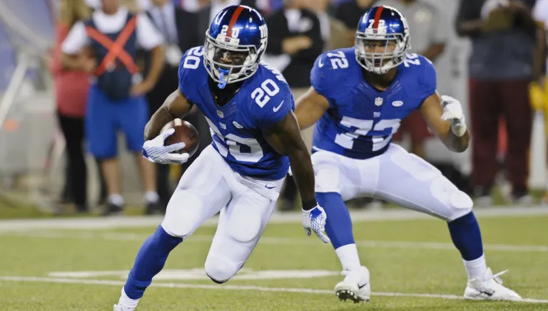 AP Akumara corre tras interceptar un balón