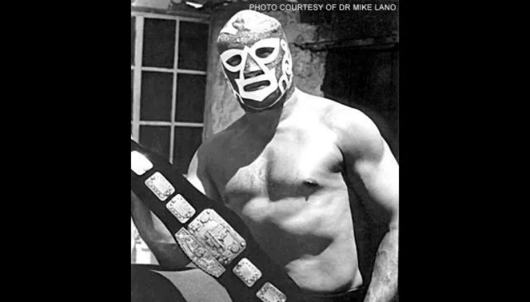 Huracán Ramírez muestra un cinturón de campeonato