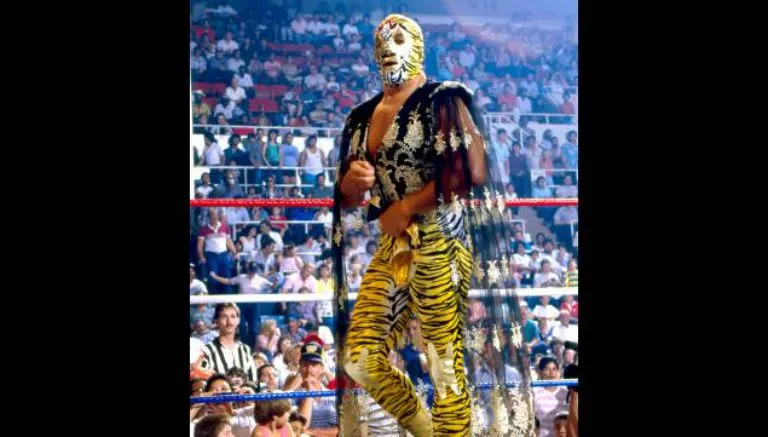 Mil Máscaras antes de una lucha