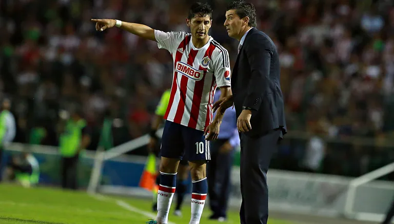 IMAGO7 Chepo le da indicaciones a Ángel Reyna en un partido