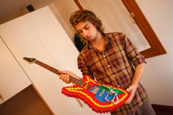 ESPECIAL Nicola Pavan con su guitarra ya finalizada