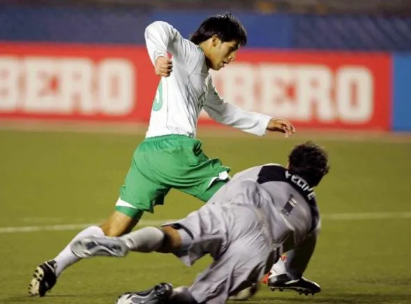 MEXSPORT Ever Guzmán se quita al portero para marcar en la Final