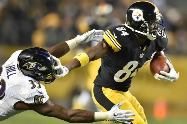 ESPECIAL Brown se escapa con el balón en un partido contra Baltimore