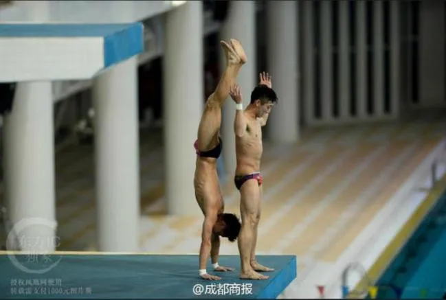 Los clavadistas preparan su ejecución