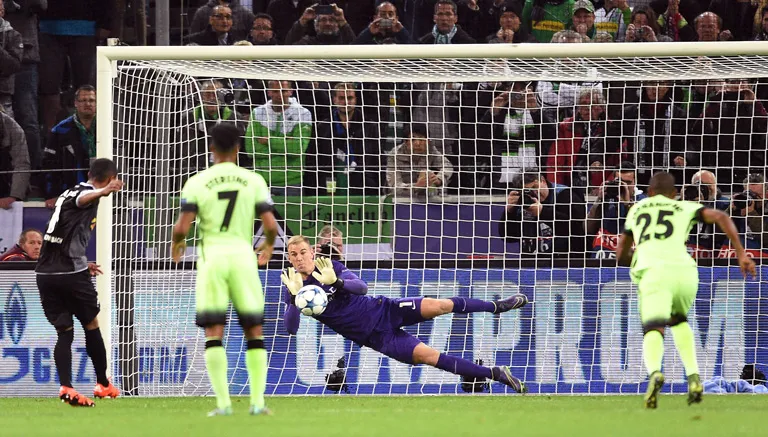 AP Momento en el que Joe Hart ataja el penalti a Raffael