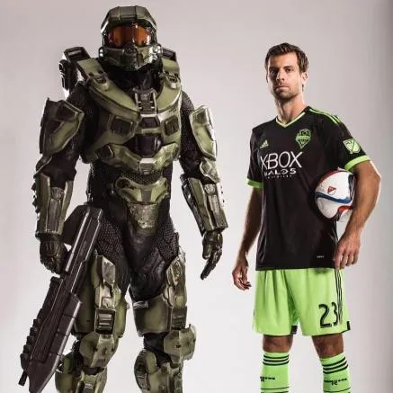 @SOUNDERSFC Ivanschitz posa junto a Masterchief en el promocional