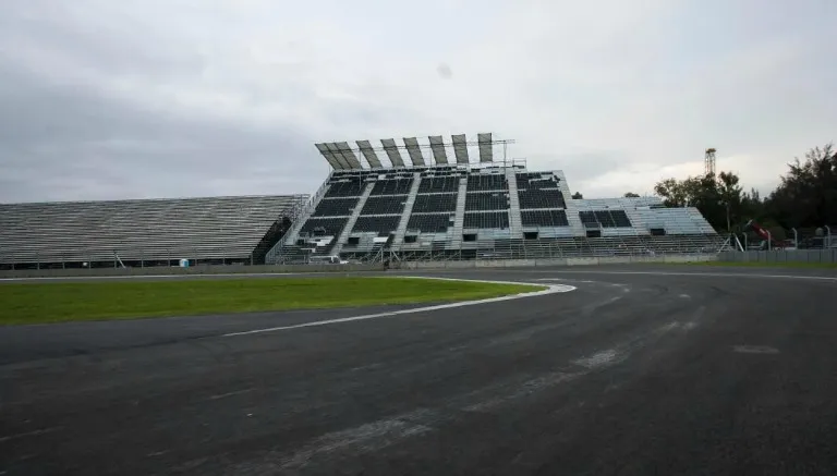 RICARDO FLORES Aún falta terminar la colocación de algunas gradas