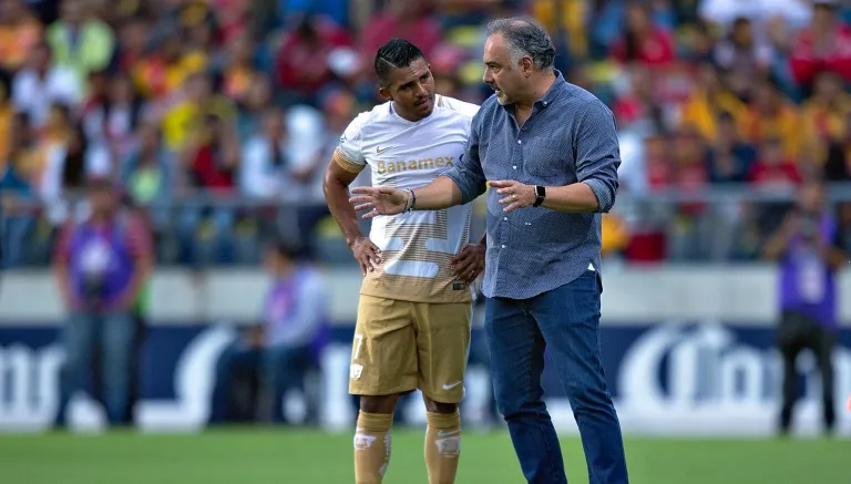 IMAGO7 Cortés dialoga con su técnico, Memo Vázquez