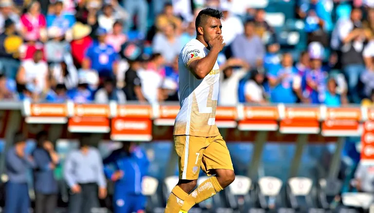 IMAGO7 El mediocampista saluda a la afición en un partido de los Universitarios