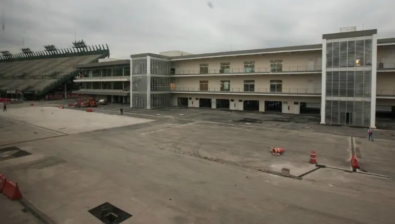 RICARDO FLORES La parte trasera del pit building aún no es reasfaltada