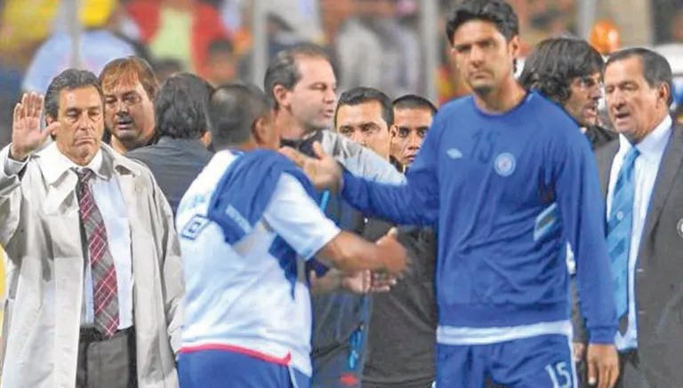 RÉCORD Boy en la bronca entre Morelia y Cruz Azul